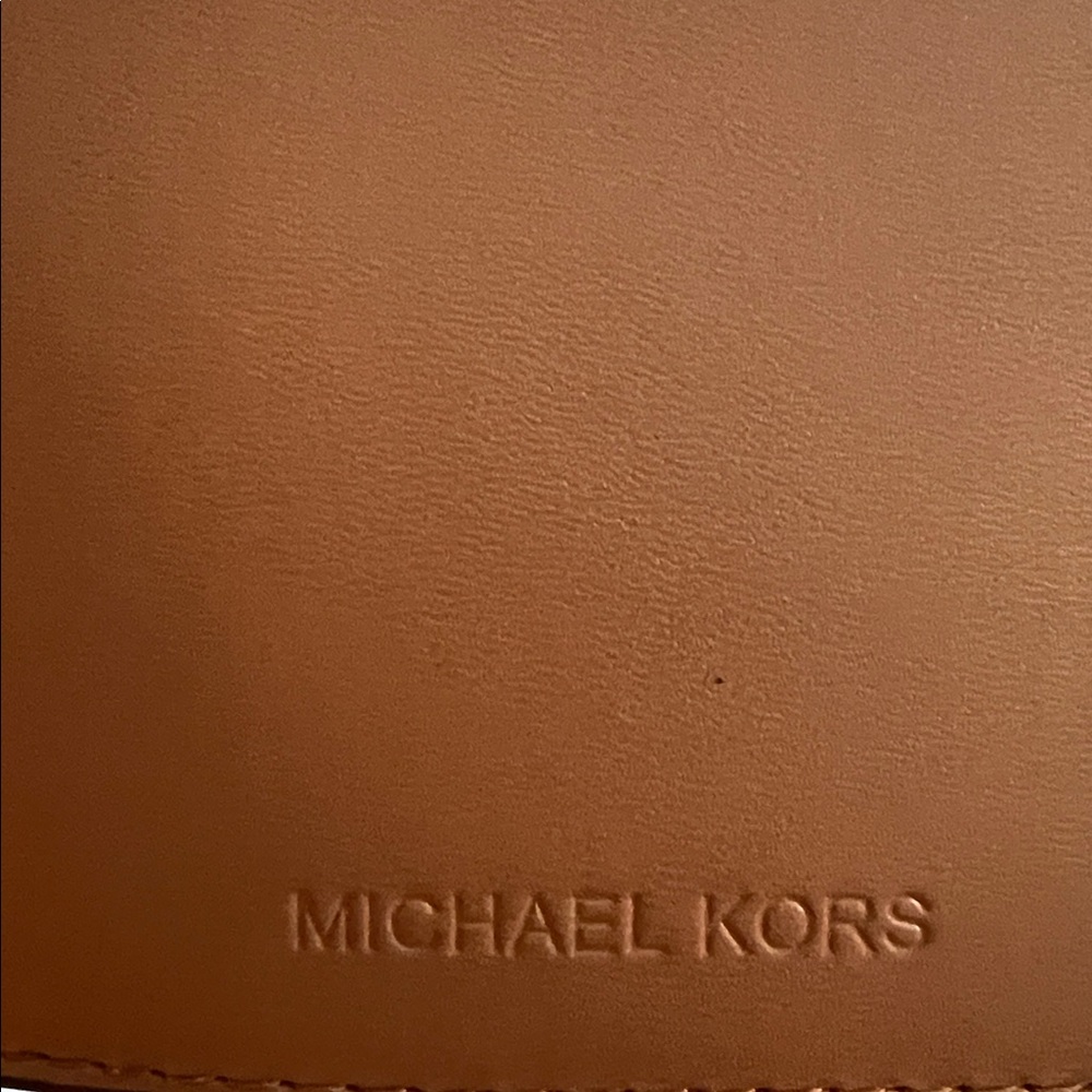 MICHAEL KORS NWOT BROWN CARD & PASSPORT CASE - Picture 8 of 9